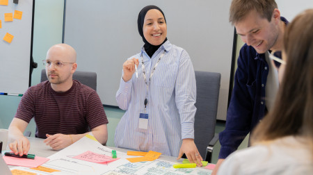 Personer som jobber sammen i workshop